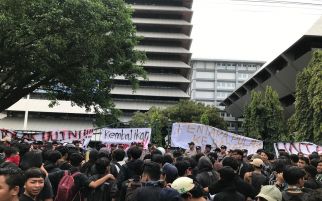 Demo Tolak UU TNI di Semarang Sempat Memanas, 4 Mahasiswa Ditangkap Polisi - JPNN.com