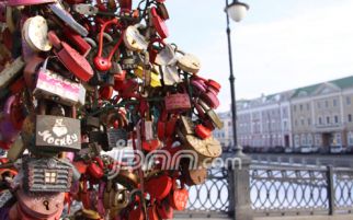 Menggembok Cinta di Luzhkov Bridge Sungai Moskva - JPNN.com