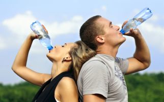 Minum dari Botol Bikin Bibir Cepat Keriput - JPNN.com