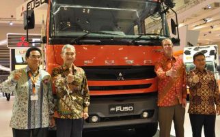 Mitsubishi Fuso Andalkan Dua Tractor Head Terbaru di GIIAS 2015 - JPNN.com