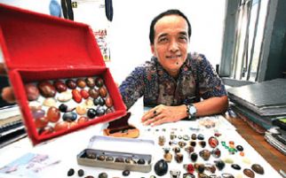 Bambang Sugianto yang 32 Tahun Mengoleksi Batu Akik, Awalnya Kalimaya Sang Ayah - JPNN.com