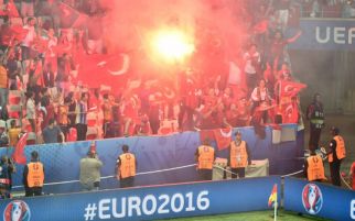 Flare Suporter Juga Coreng Laga Spanyol vs Turki - JPNN.com