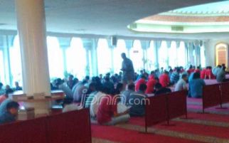 Jam Istirahat, Karyawan Pilih Tadarus di Masjid - JPNN.com