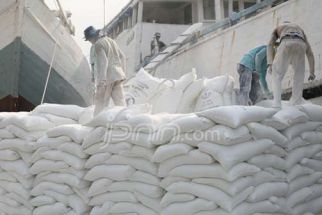 Bukannya Langka, Ternyata Sebagian Stok Gula Rafinasi Jawa Timur Ditimbun di Sini - JPNN.com Jatim