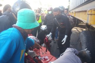 Hilang Kendali, Dua Pengendara Motor Masuk ke Kolong Truk Trailer, Innalillahi - JPNN.com Jatim