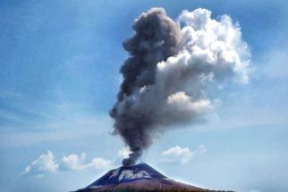 Erupsi Gunung Anak Krakatau, Kolom Abu Hitam Menuju Barat Daya - JPNN.com NTB