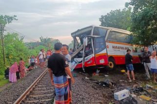 Detik-detik Kecelakaan Maut Bus PO Harapan Jaya Vs KA Rapih Dhoho di Tulungagung - JPNN.com Jatim