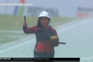 Aksi Pawang Hujan Membawa Sesajen di Sirkuit Mandalika - JPNN.com Sultra