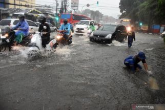 Diguyur Hujan Seharian, Kali Pesanggrahan Depok Meluap ke Jalan - JPNN.com Jabar