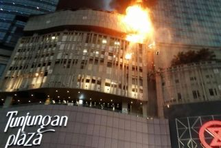 Detik-Detik Menegangkan Kebakaran Mal Terbesar di Surabaya, Asap Pekat, Lift Tak Berfungsi - JPNN.com Jogja
