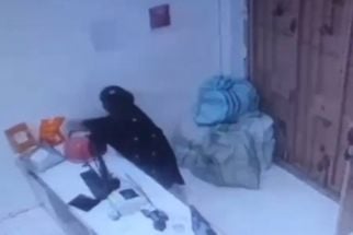 Perempuan Bermukena Terekam CCTV Berbuat Dosa Saat Ruangan Sepi, Malu Mbak - JPNN.com Jatim