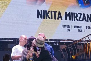 Dinar Candy Terkejut Seusai Mendapat Ciuman dari Nikita Mirzani - JPNN.com Lampung
