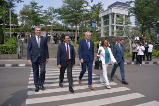 Anies dan Investor Penting Ini Berjalan di Zebra Cross Sudirman dengan Gaya Begini - JPNN.com Jakarta