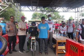 Kejurnas Drag Bike Lombok Barat Pemanasan PON 2028, Ratusan Pembalap Gasak Sirkuit Jalan Penas - JPNN.com NTB