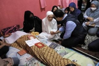 Bertakziah ke Keluarga Korban Robohnya Tembok MTsN 19, Anies Beri Bantuan Ini - JPNN.com Jakarta