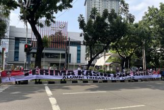 Warga Berbondong-bondong Datangi Balai Kota DKI, Bentangkan Spanduk untuk Anies - JPNN.com Jakarta