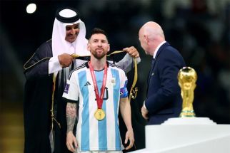 Mengenal Bisht yang Dipakai Lionel Messi saat Angkat Trofi, Ternyata Bukan Jubah Sembarangan - JPNN.com Sumut