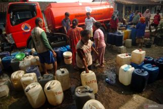 BPBD Kabupaten Bekasi Salurkan Air Bersih Untuk 1.050 KK Korban Kekeringan - JPNN.com Jabar