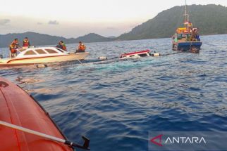 Kapal Nelayan Penangkap Cumi Tenggelam Diterjang Cuaca Buruk di Laut Karawang - JPNN.com Jabar