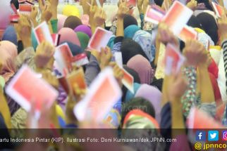 Puluhan Ribu KIP Program Jokowi Ditemukan di Lapak Barang Rongsokan - JPNN.com Banten