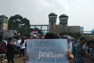 Polda Jatim Bantah Keterlibatan Polisi dalam Pemasangan Baliho Prabowo Gibran - JPNN.com Jatim