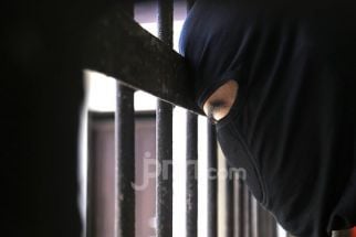 Tolah-Toleh di Pinggir Jalan, Pria Paruh Baya Diantar ke Polres Jember, Tidur Bareng Tahanan - JPNN.com Jatim