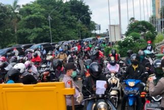 Protes Warga di Bundaran Waru: Tertibkan Kantornya, Jangan Jalannya - JPNN.com Jatim