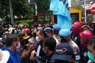 Buruh Jatim Ancam Mogok Kerja Apabila UMP 2022 Tidak Sesuai Harapan - JPNN.com Jatim
