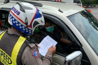 Polisi Amankan 27 Travel Gelap Nekat Angkut Pemudik di Jawa Timur, Penyekatan Diperpanjang - JPNN.com Jatim