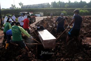Tanpa Kejelasan Status, Jenazah Warga Isoman Dikubur di Makam Kampung - JPNN.com Jatim