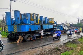 Tak Kuat Menanjak, Truk Angkut Alat Berat Picu Kemacetan Dua Hari di Jalur Setan di Bali - JPNN.com Bali