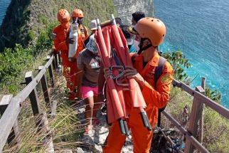 Terseret Arus Pantai Klingking, Dua Turis Cewek Cowok Nyaris Meregang Nyawa - JPNN.com Bali