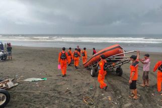 Dihantam Ombak Besar Jukung Nelayan Jembrana Terbalik, Satu Selamat, Satu Hilang - JPNN.com Bali