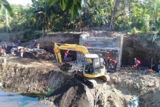 Akses Warga Putus Bertahun-tahun, PUTR Buleleng Kebut Proyek Jembatan Bungkulan - JPNN.com Bali