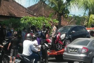 Dua Mobil Terlibat Tabrakan Hingga Terguling di Badung, Dua Pemotor Ikut Jadi Korban - JPNN.com Bali