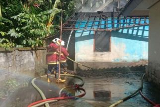 Masak di Tungku Kayu Bakar Lalu Ditinggal Cuci Baju, Dapur Warga Abiansemal Ludes Terbakar - JPNN.com Bali