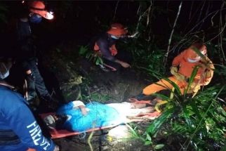 Tim SAR Evakuasi Pemedek Cedera Kaki saat Tirta Yatra di Gunung Batu Karu  - JPNN.com Bali