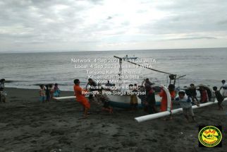 Terapung Berjam-jam, SAR Mataram Evakuasi Dua Nelayan Ampenan dari Gili Trawangan - JPNN.com Bali
