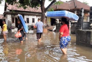 Ratusan Rumah di Klungkung Terendam Banjir, Korban Mengungsi ke Balai Banjar  - JPNN.com Bali