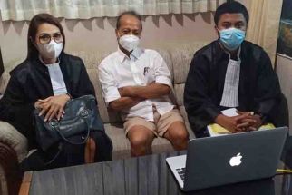 Zaenal Tayeb Sidang Perdana dengan Celana Pendek, Iptu Sudana: Saya Cek Dulu! - JPNN.com Bali