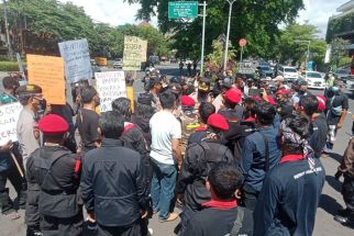 Massa PGN dan Pekat Pajang Korban Teror OPM, Sebut Aksi AMP Usik Persatuan Nasional - JPNN.com Bali