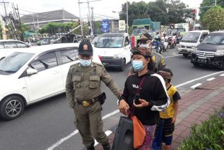 Pengamen Berbusaha Adat Kini Marak di Bali, Pol PP Ungkap Fakta Menarik  - JPNN.com Bali