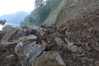 Akses Jalan ke Desa Trunyan Tertutup Longsor Gunung Abang, Tim Gabungan Turun Tangan - JPNN.com Bali