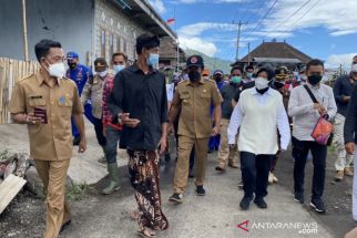 Tri Rismaharini Salurkan Bantuan Rp329,1 Juta, Siap Berikan Perahu untuk Evakuasi Korban - JPNN.com Bali