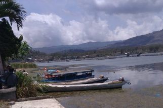 Akses Jalan ke Desa Trunyan Tertutup Longsor, BPBD Siapkan 11 Boat untuk Mobilitas Warga - JPNN.com Bali