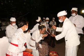 Begini Jalannya Prosesi Pengelukatan Sukmawati Soekarnoputri Jadi Pemeluk Hindu, Sakral - JPNN.com Bali