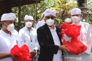 Bupati Sanjaya Komitmen Salurkan Bantuan Sembako Kepada Pemangku Korban Pandemi - JPNN.com Bali