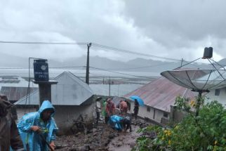 Gunung Abang  Longsor, Tutup Ruas Jalan Desa Trunyan, TNI-Polri Turun Tangan  - JPNN.com Bali