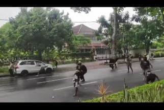 AMP Tuntut Papua Merdeka Ricuh, Lempari Polisi, Ormas dan Pecalang dengan Batu - JPNN.com Bali