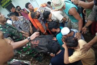 Keluarga Korban Banjir Lombok Histeris Temukan Haji Suri Tewas Tertimbun Material Rumah, Innalillahi - JPNN.com Bali